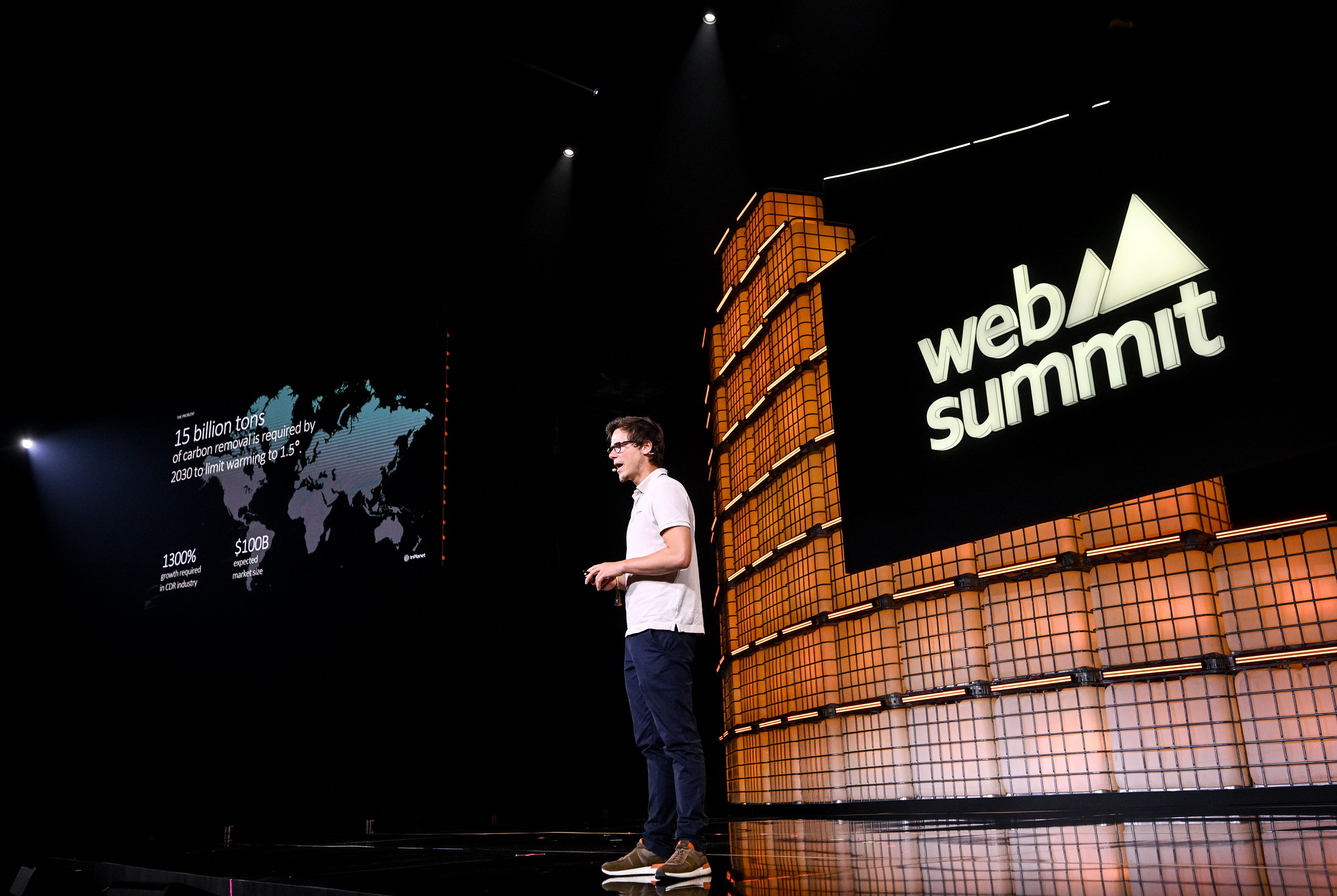 Felix Harteneck pitching on stage at Web Summit Rio